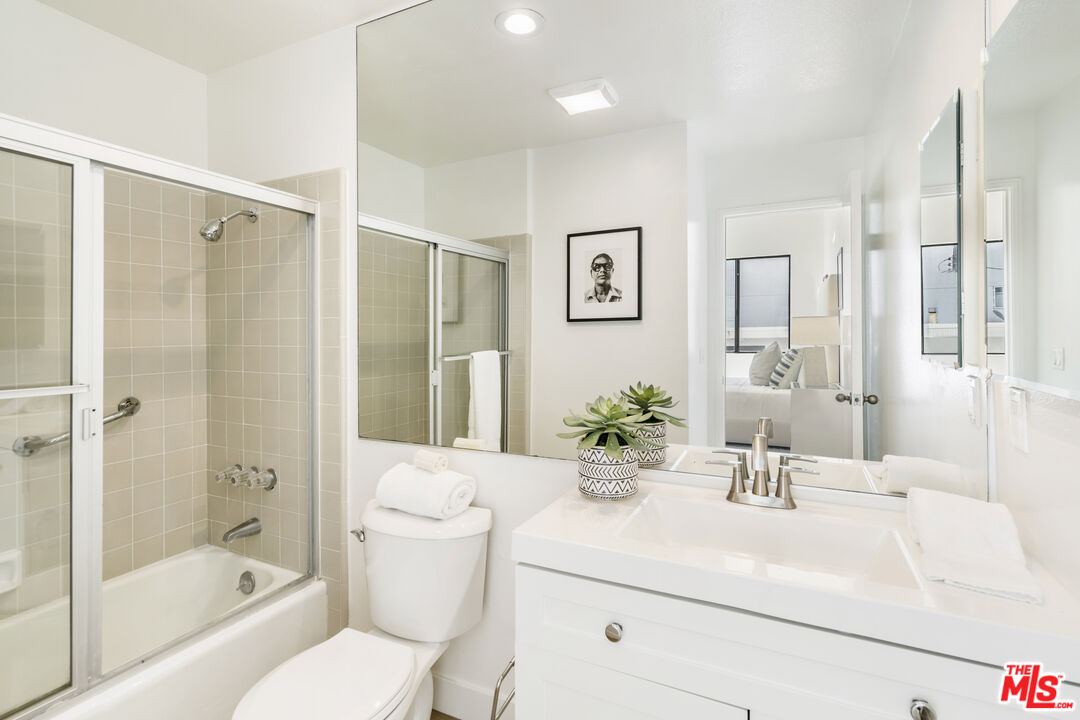 11829 Mayfield Ave Unit: 203