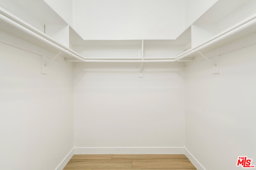 11829 Mayfield Ave Unit: 203