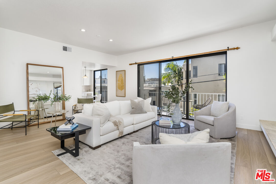 11829 Mayfield Ave Unit: 203