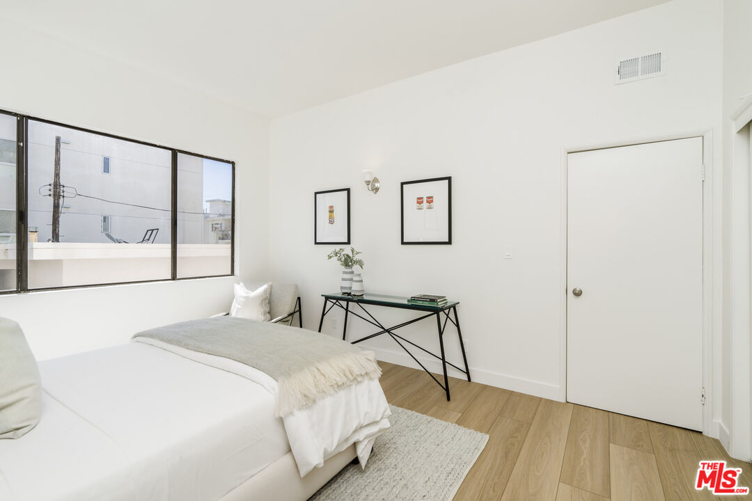 11829 Mayfield Ave Unit: 203