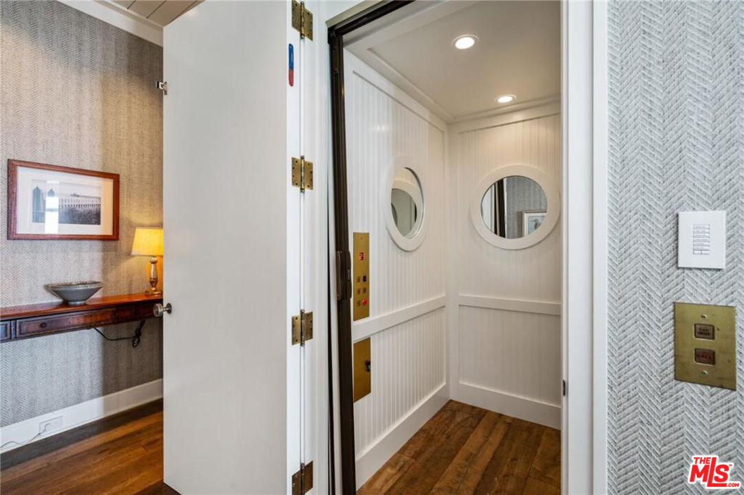 212 The Strand