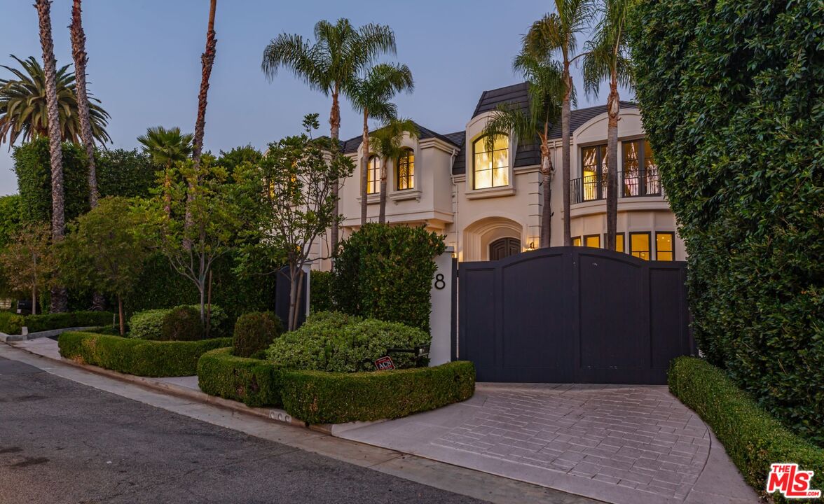 8 Oakmont Dr