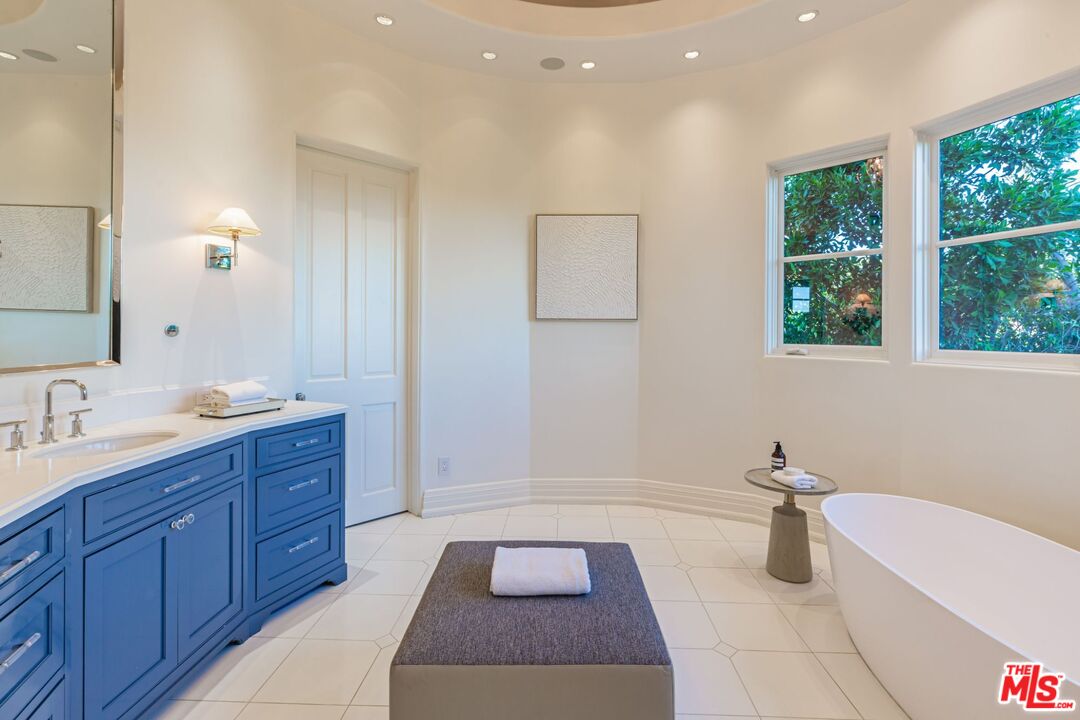 8 Oakmont Dr