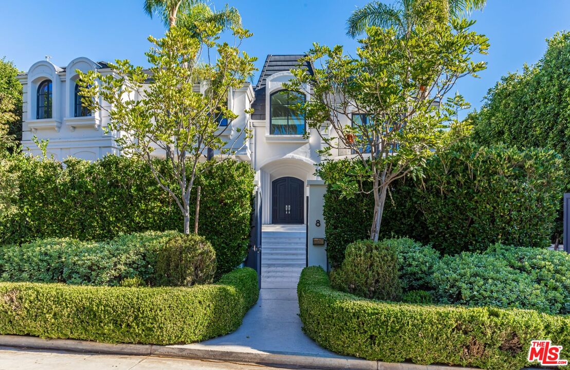 8 Oakmont Dr