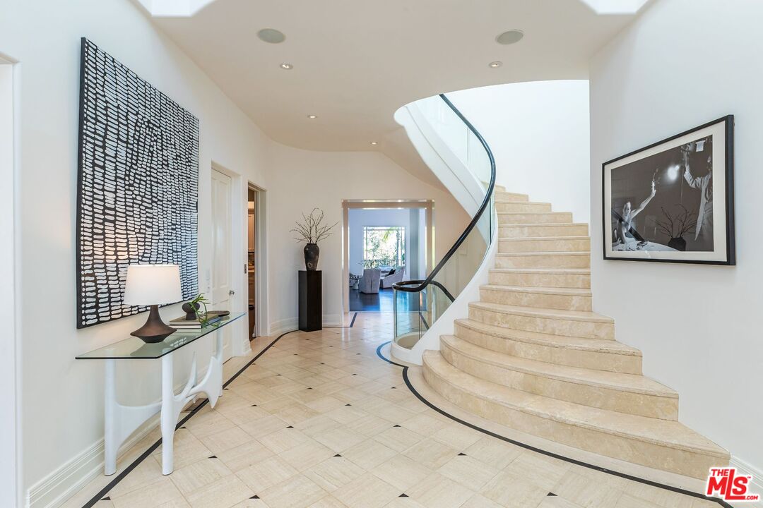 8 Oakmont Dr