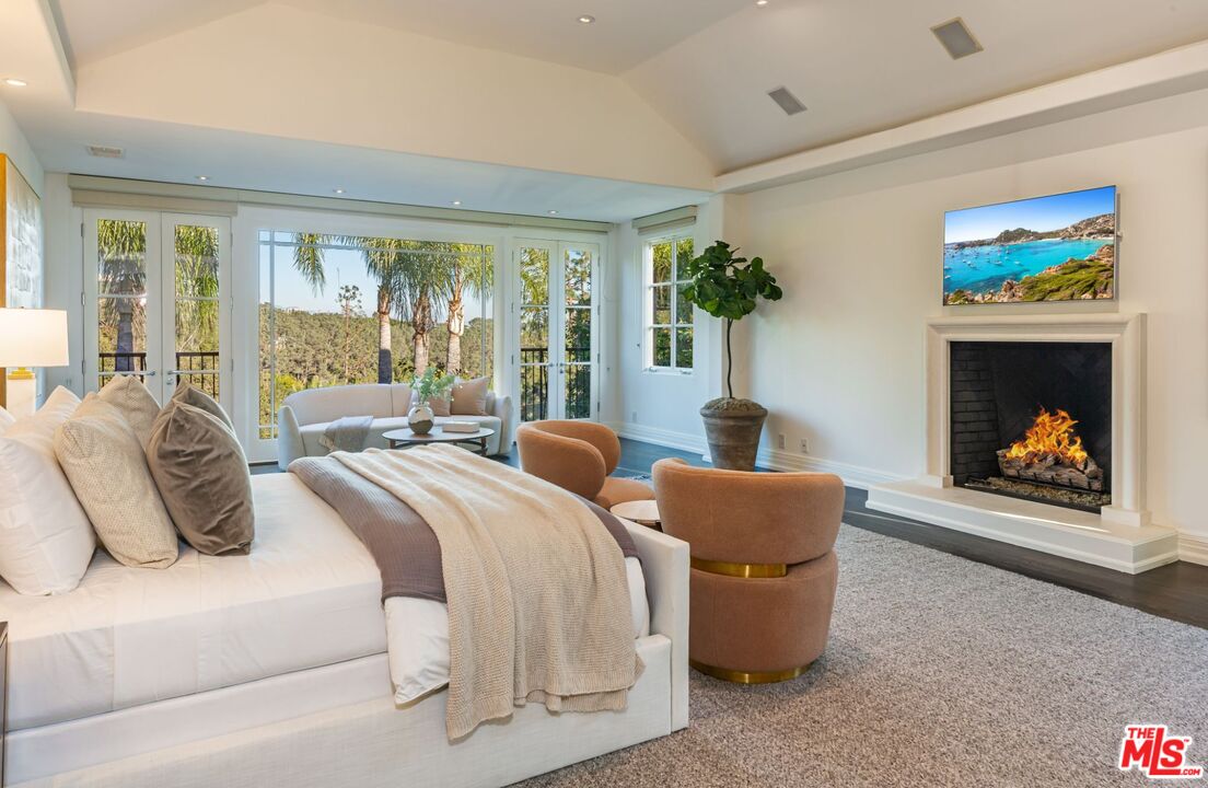 8 Oakmont Dr