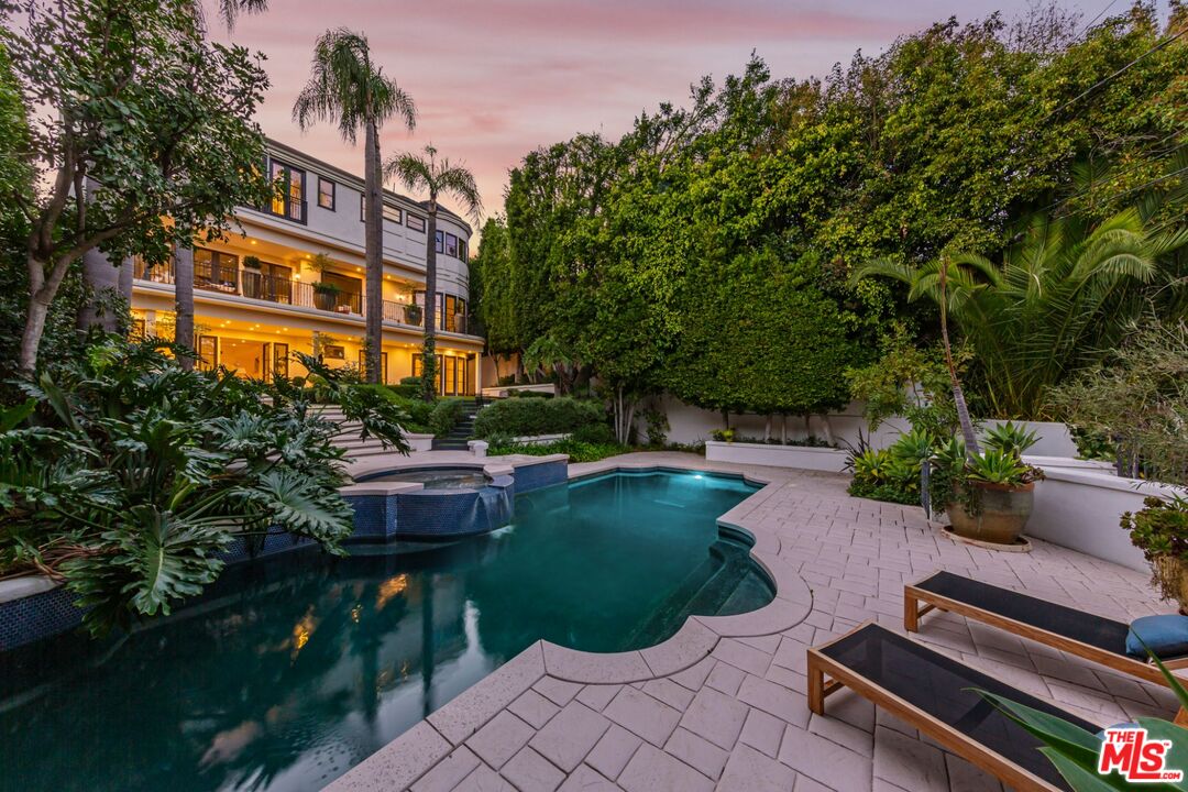 8 Oakmont Dr
