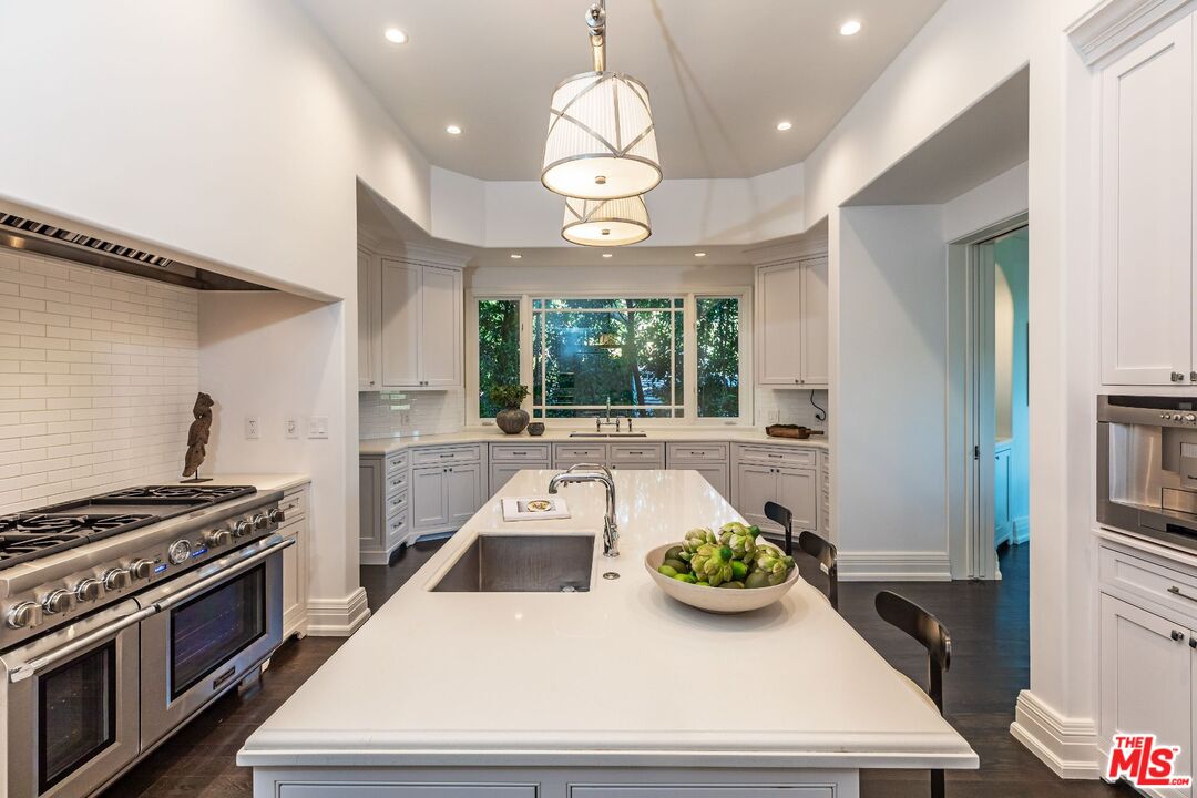 8 Oakmont Dr