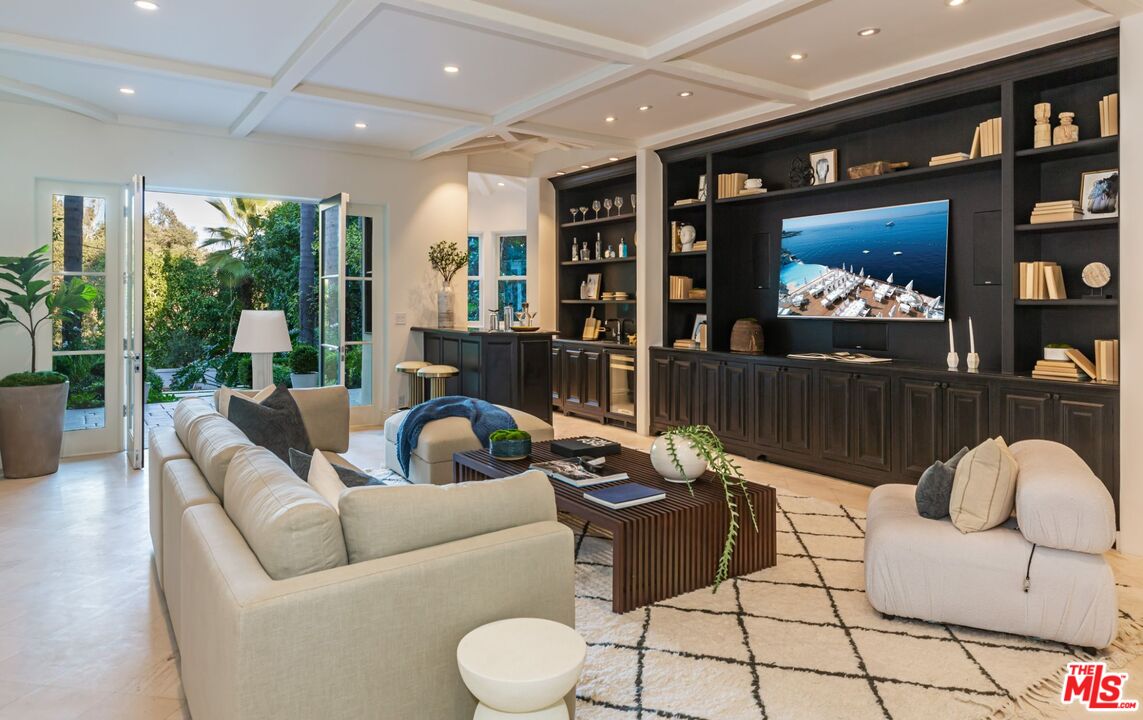 8 Oakmont Dr
