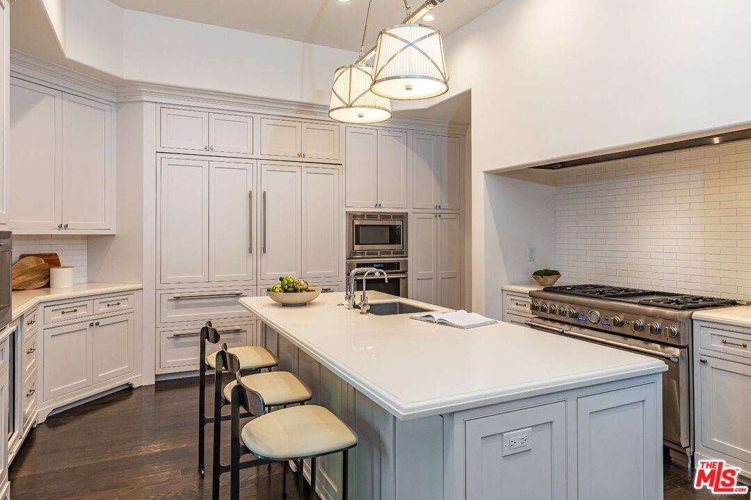 8 Oakmont Dr
