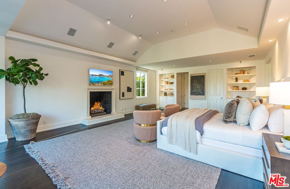8 Oakmont Dr