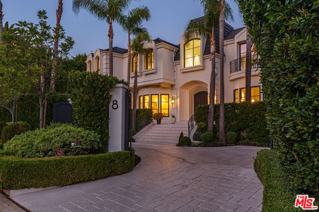 8 Oakmont Dr