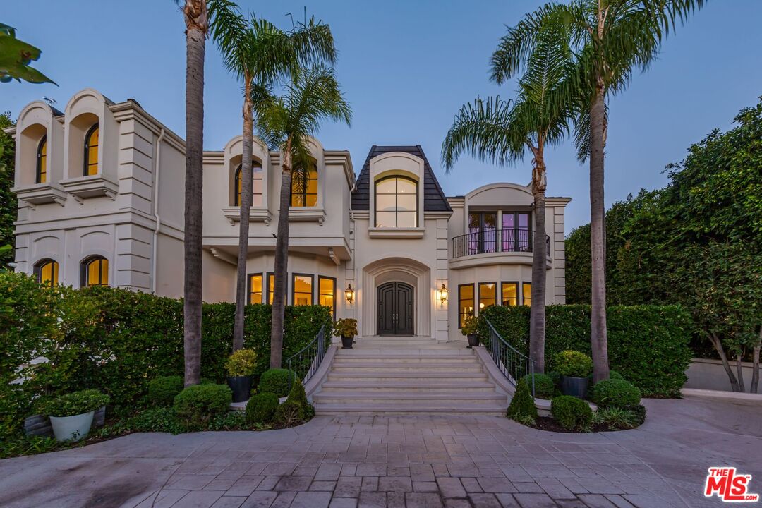 8 Oakmont Dr