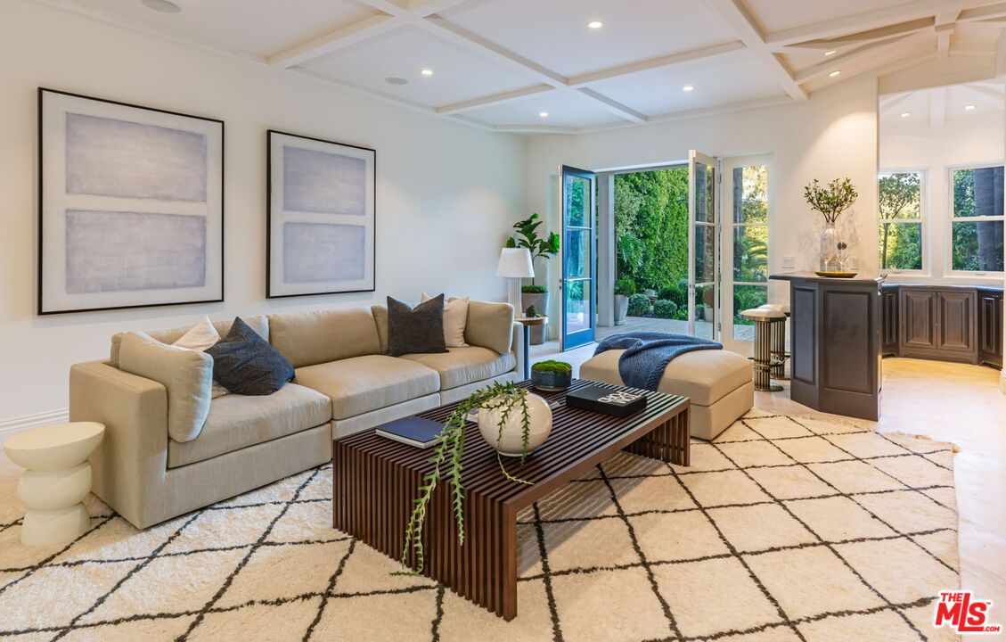 8 Oakmont Dr