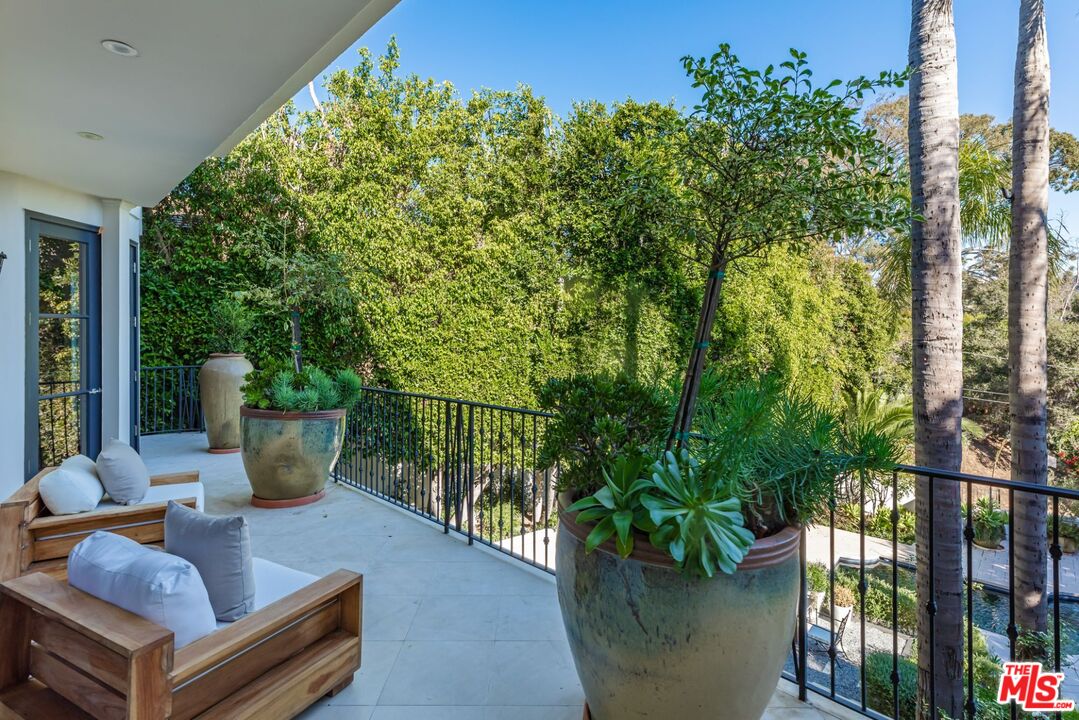 8 Oakmont Dr