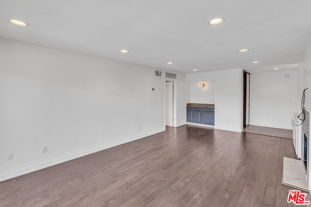 11965 Gorham Ave Unit: 301