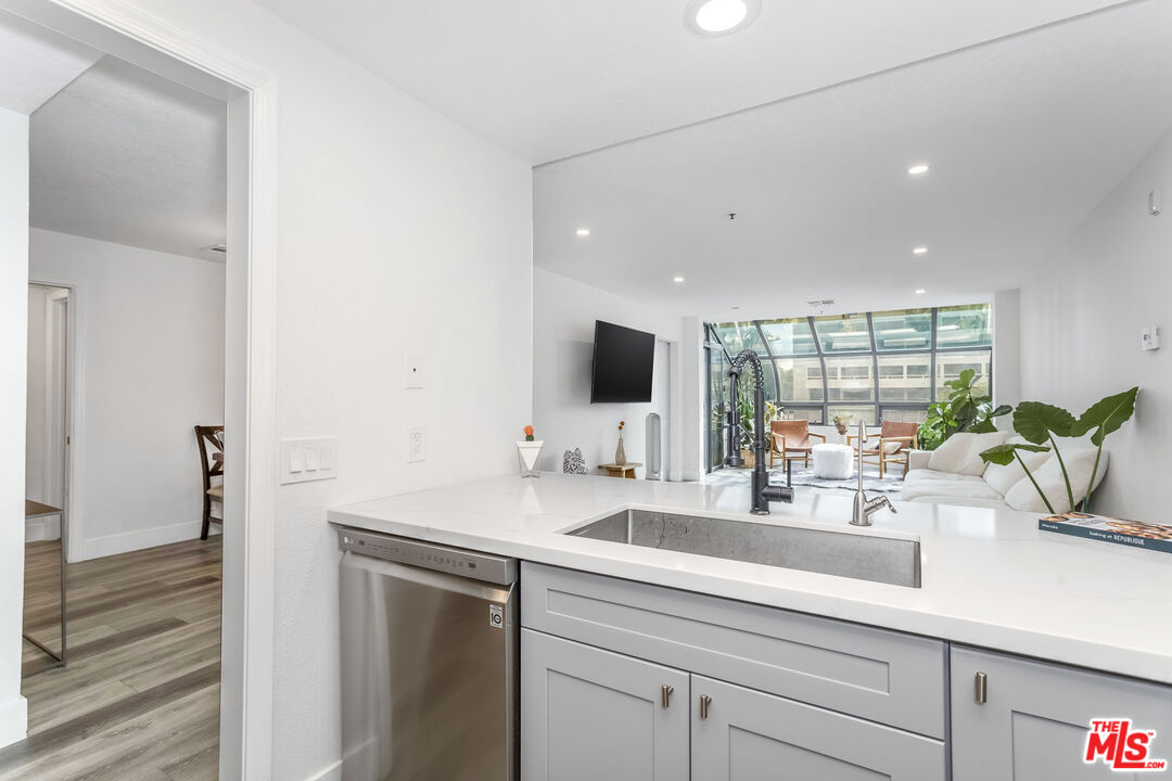 880 W 1st St Unit: 709