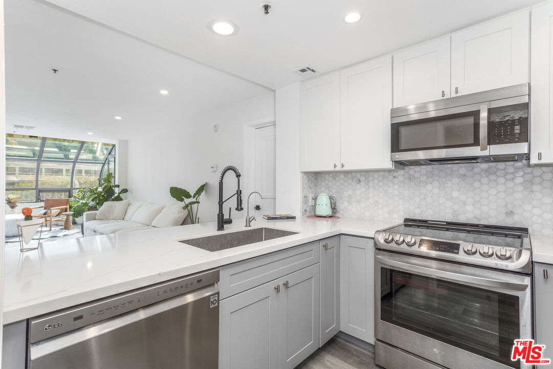 880 W 1st St Unit: 709