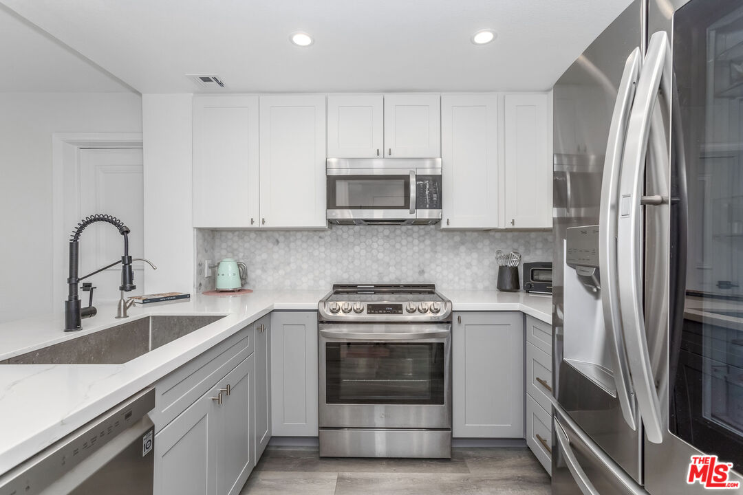 880 W 1st St Unit: 709