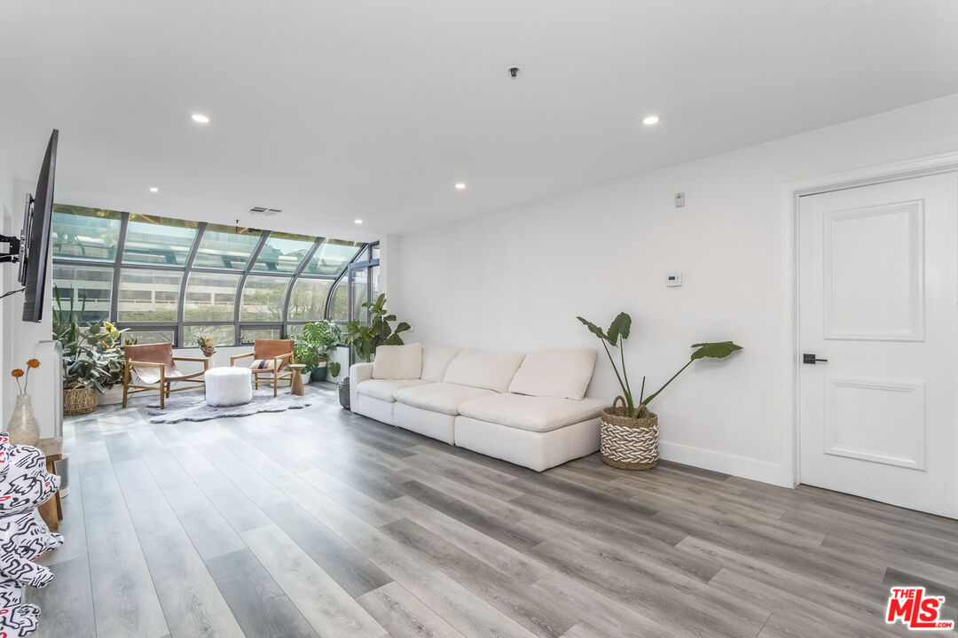 880 W 1st St Unit: 709