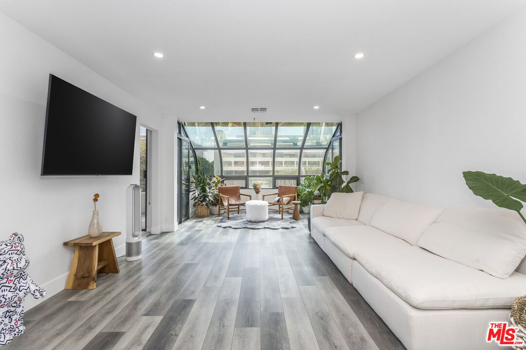 880 W 1st St Unit: 709