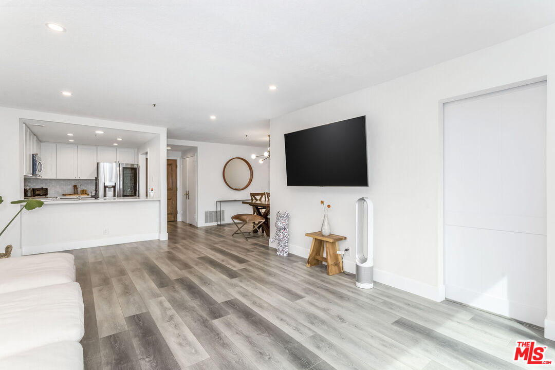 880 W 1st St Unit: 709