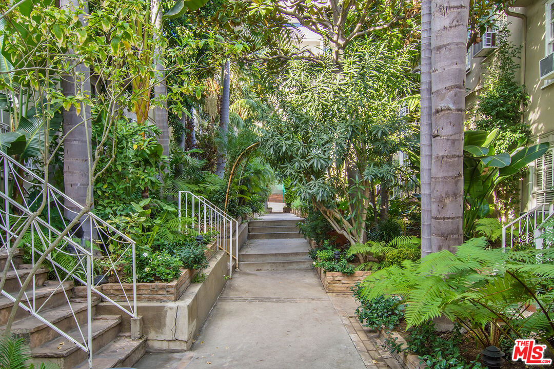 8563 Holloway Dr Unit: 1/2