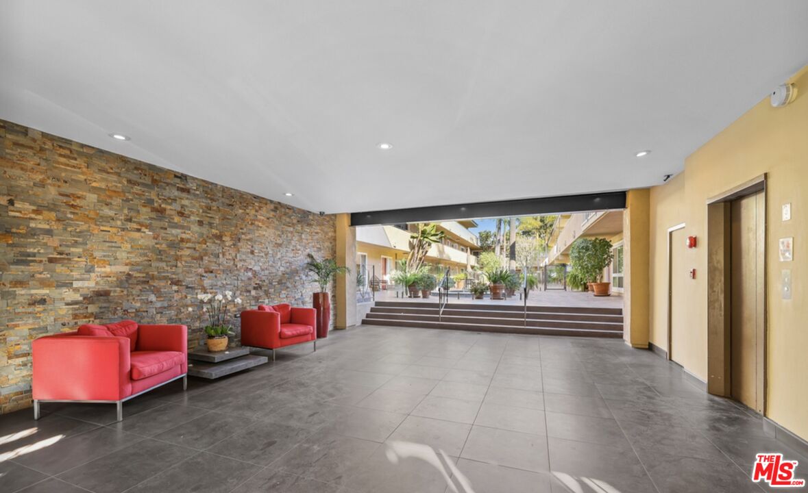 970 Palm Ave Unit: 104