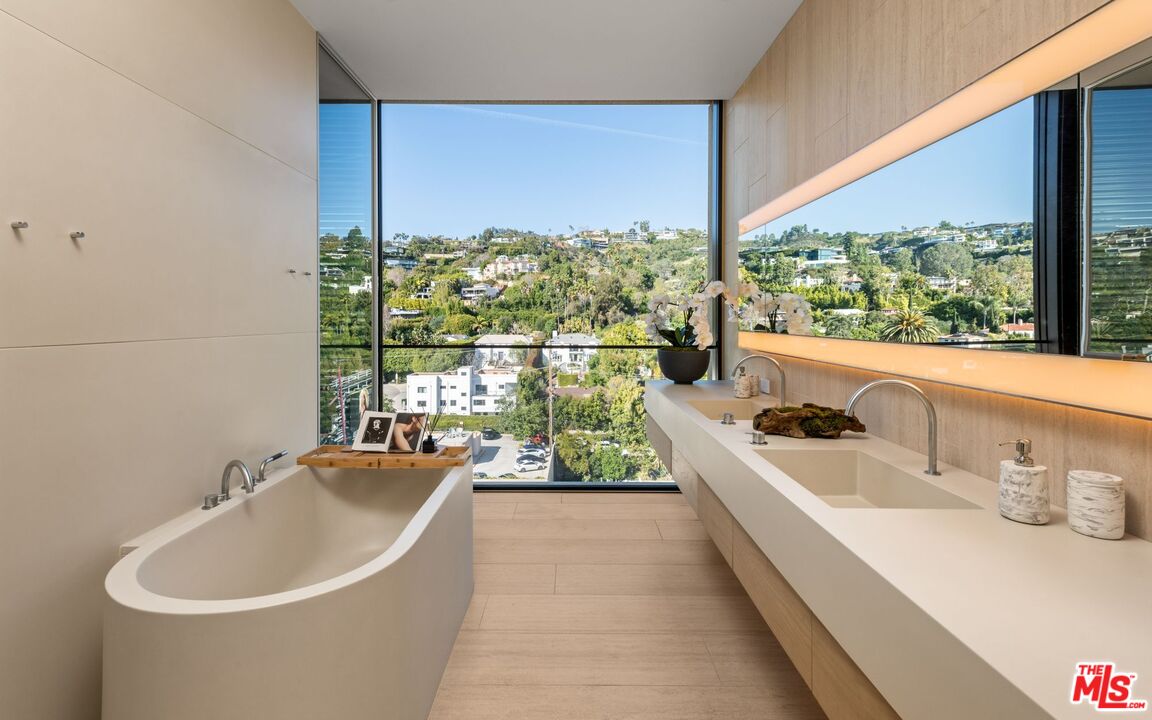 9040 Sunset Blvd Unit: 1002