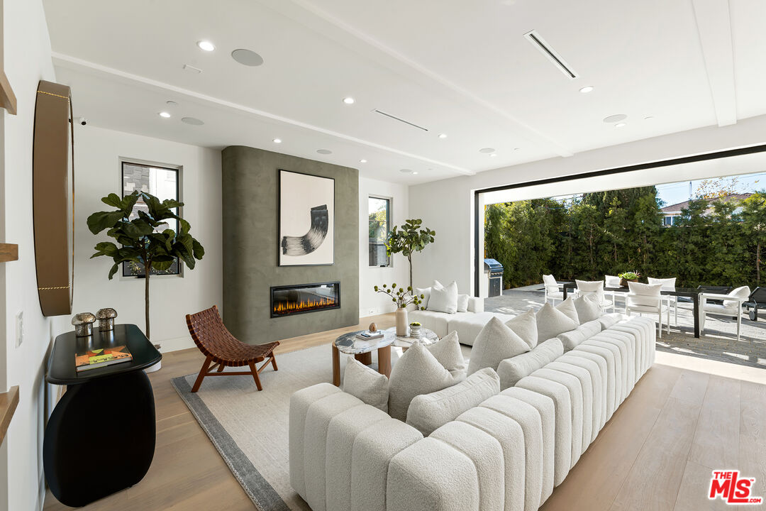 1047 Chautauqua Blvd