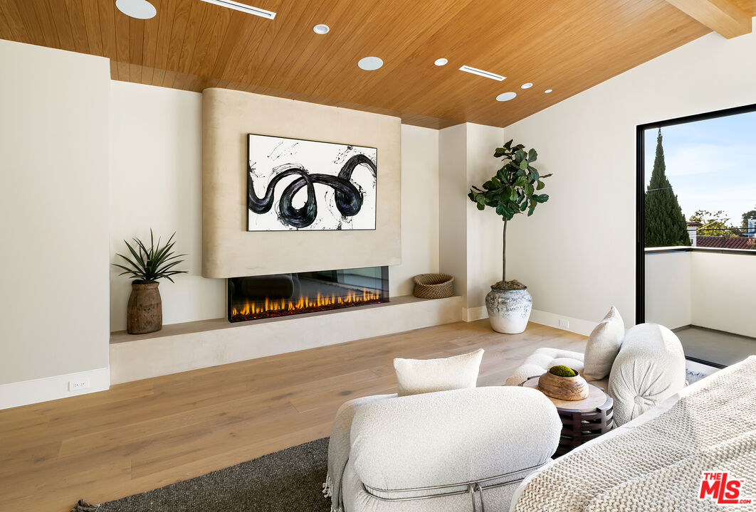 1047 Chautauqua Blvd