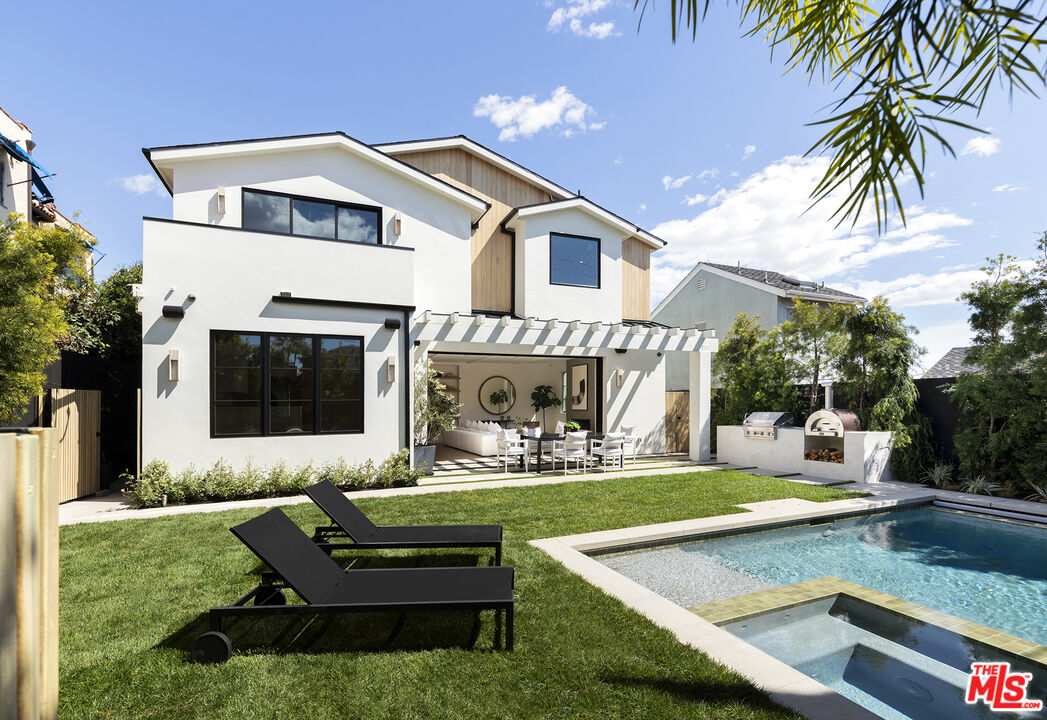 1047 Chautauqua Blvd