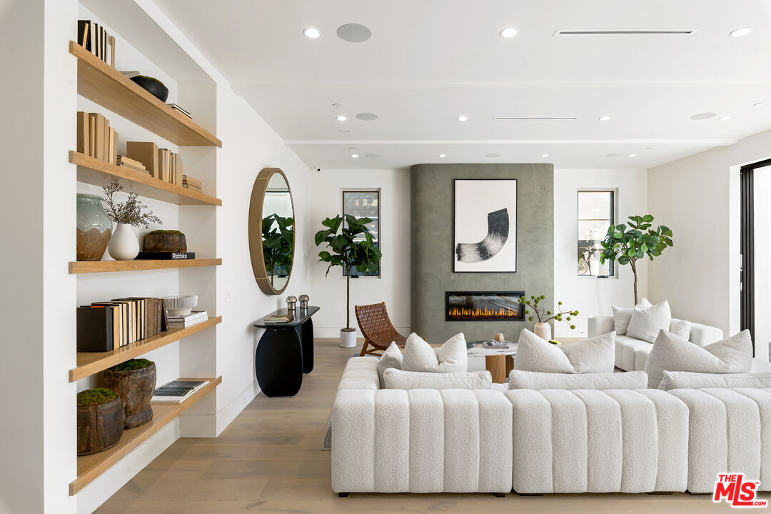 1047 Chautauqua Blvd