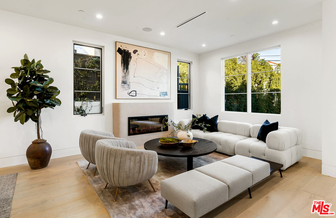 1047 Chautauqua Blvd