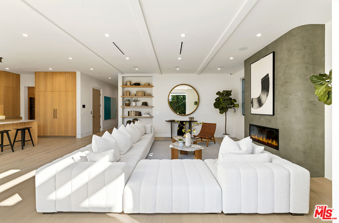 1047 Chautauqua Blvd