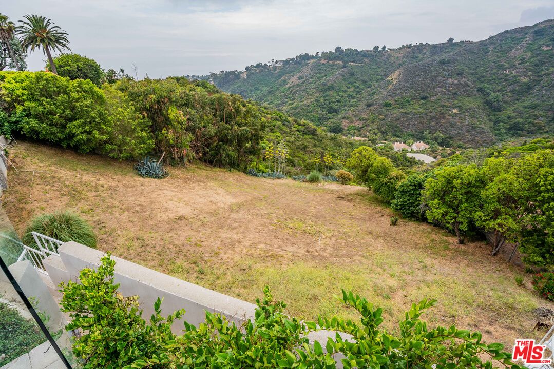 925 Enchanted Way