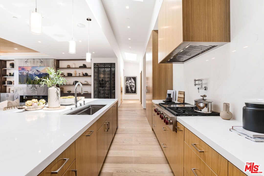 925 Enchanted Way
