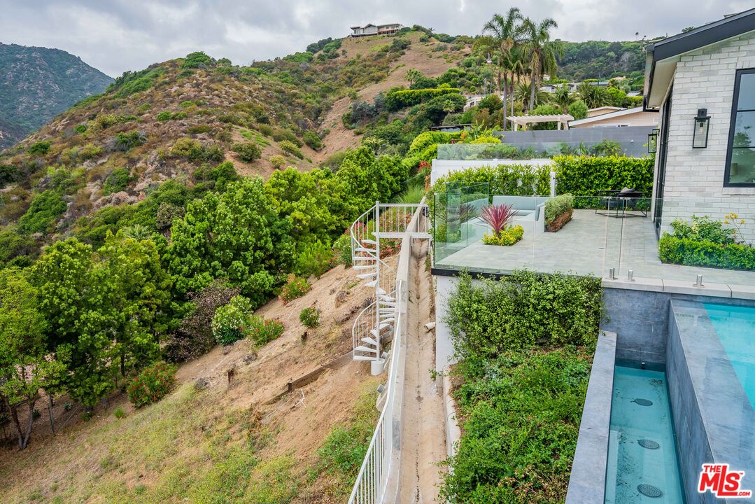 925 Enchanted Way