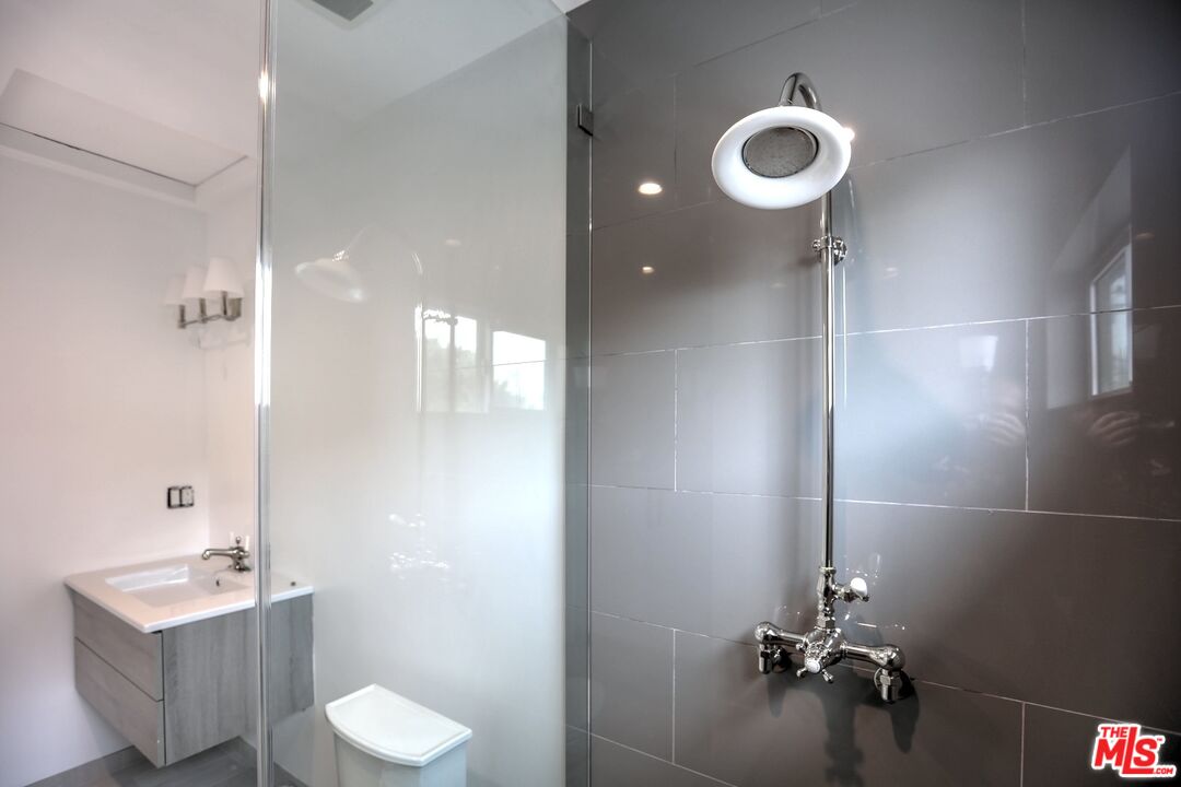 1109 Alta Loma Rd Unit: 3