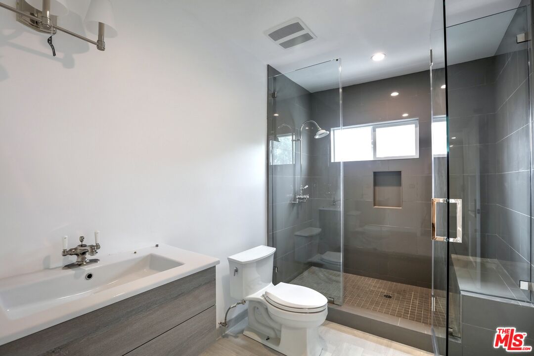 1109 Alta Loma Rd Unit: 3