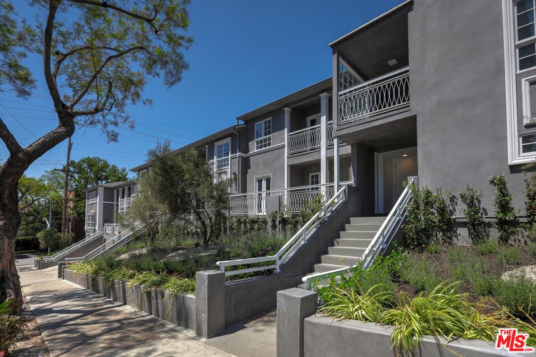 1109 Alta Loma Rd Unit: 3