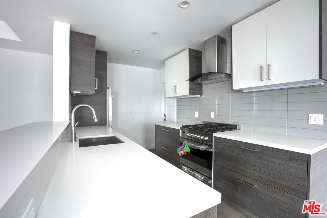 1109 Alta Loma Rd Unit: 3