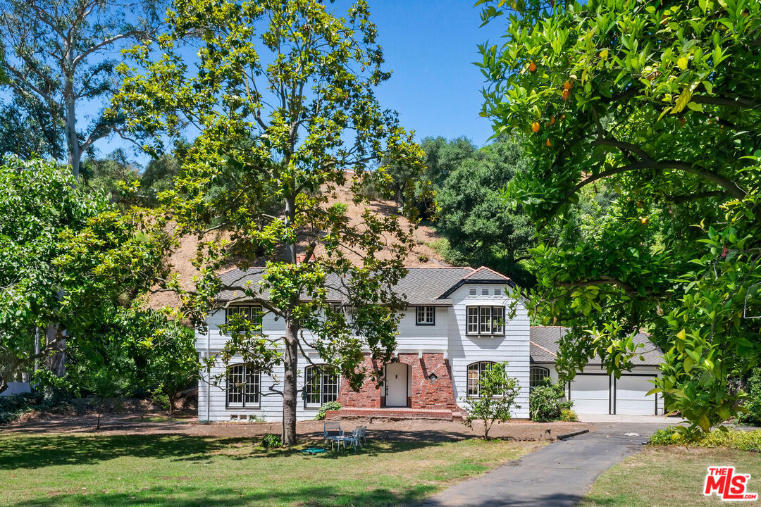 2221 Benedict Canyon Dr