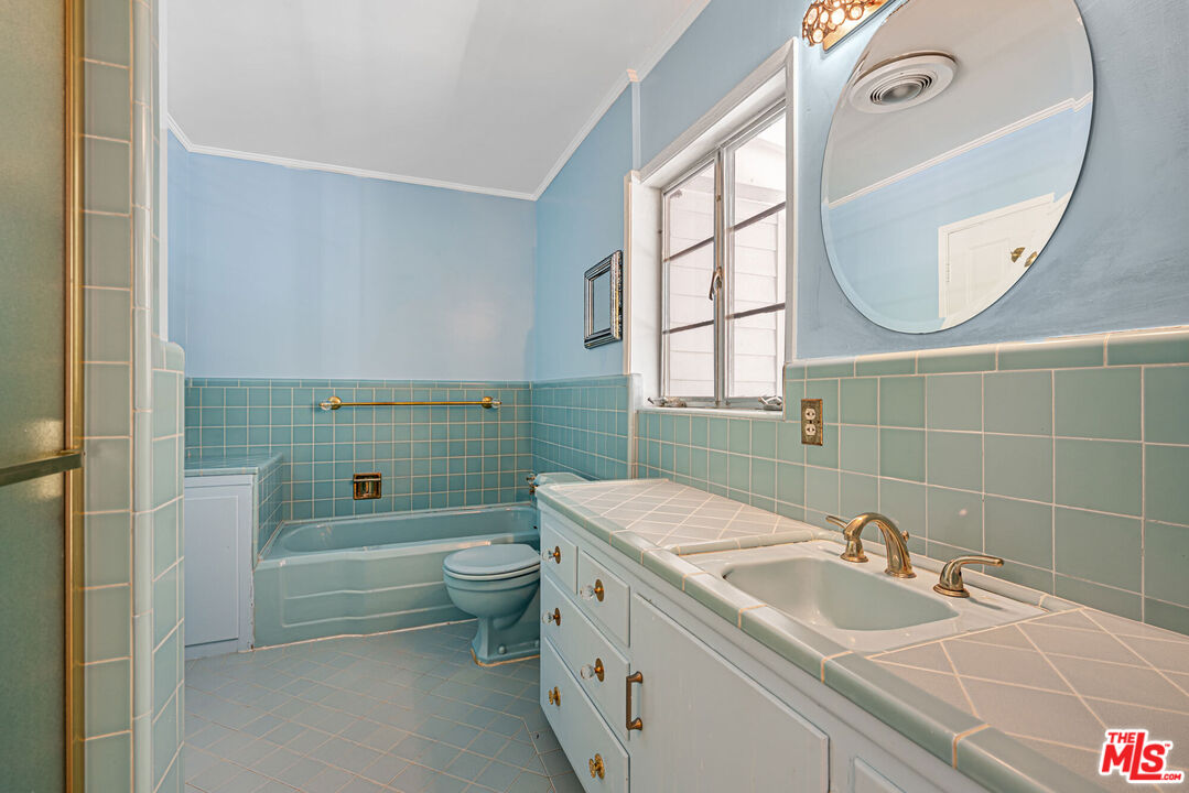 2427 Benedict Canyon Dr