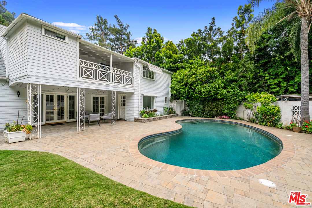 2427 Benedict Canyon Dr