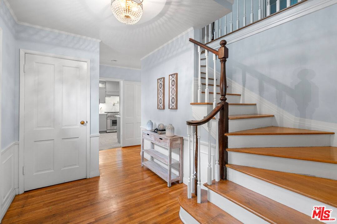 2427 Benedict Canyon Dr