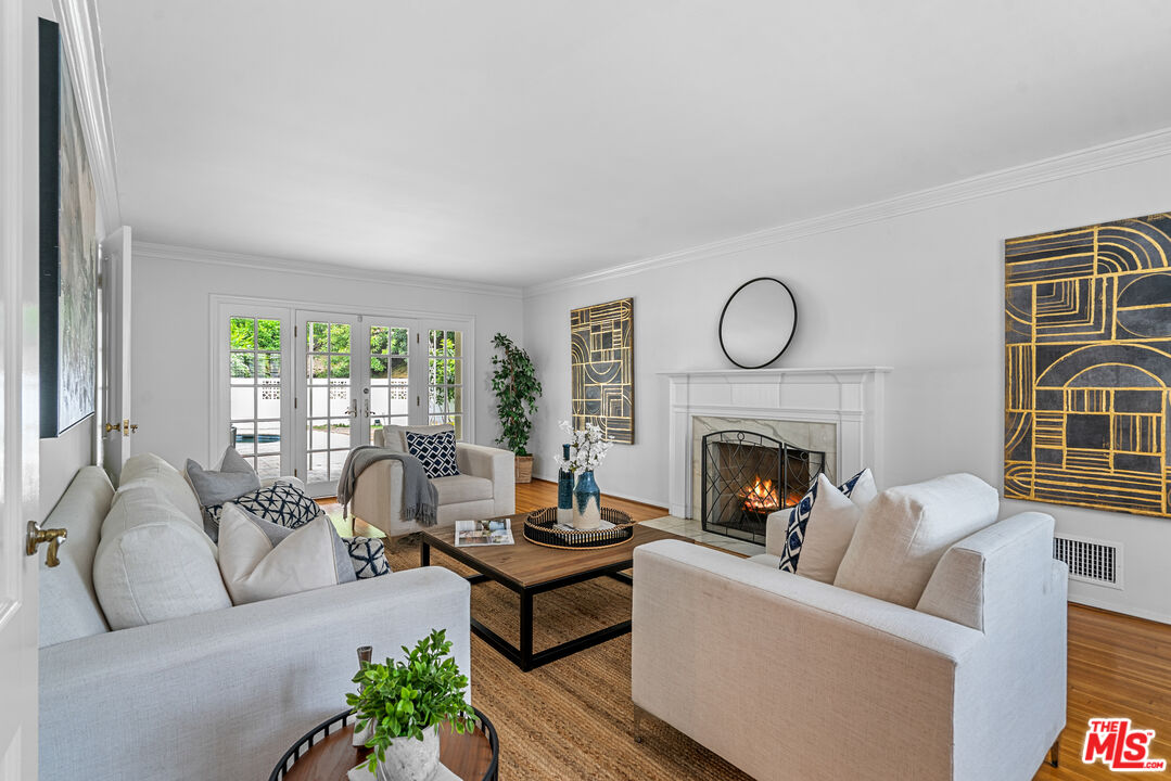 2427 Benedict Canyon Dr