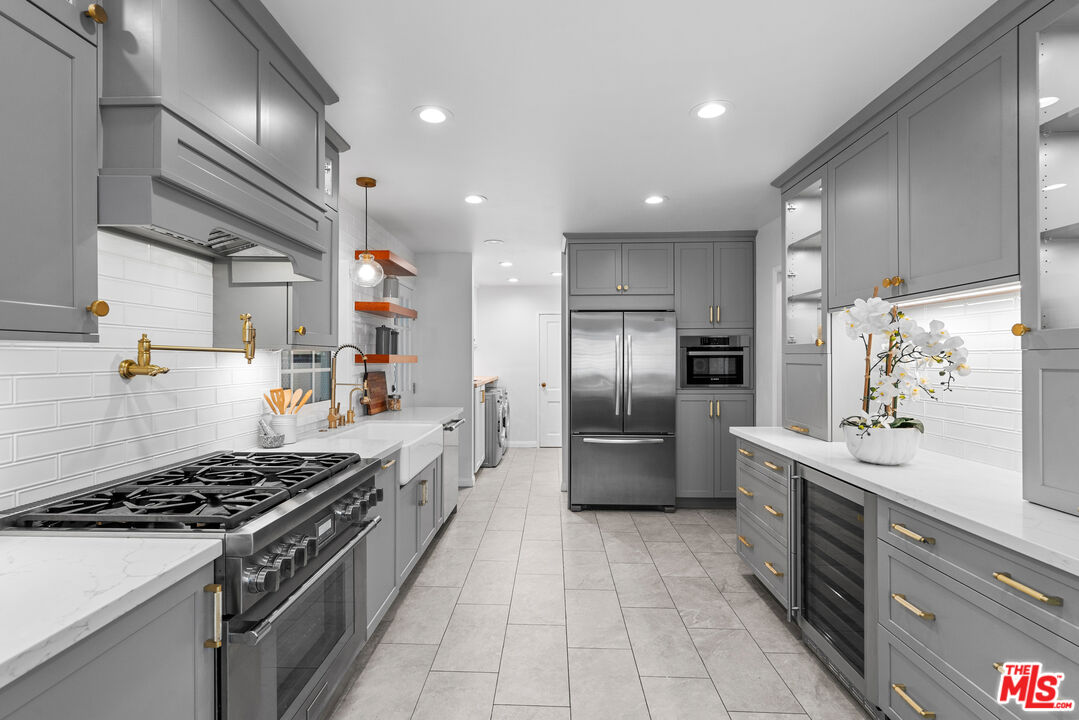 2427 Benedict Canyon Dr