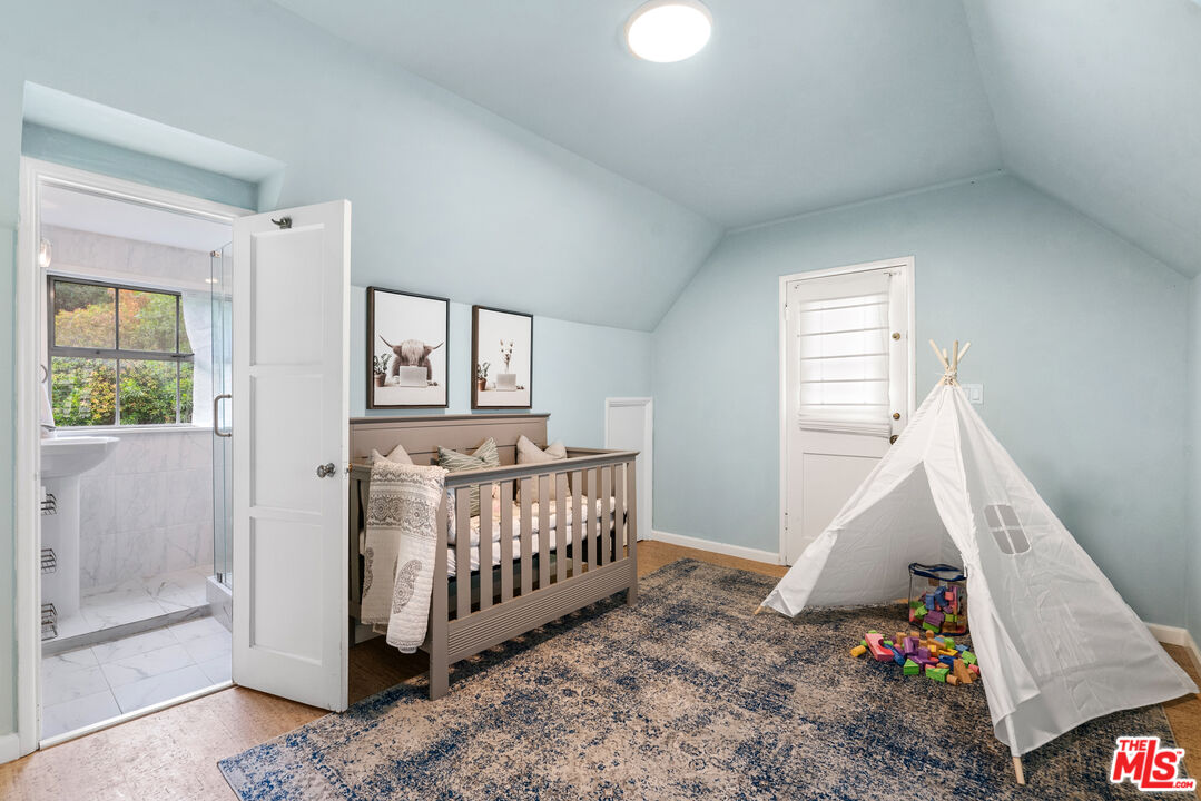 2427 Benedict Canyon Dr