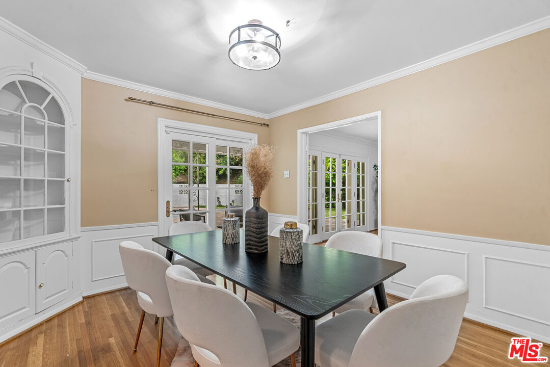 2427 Benedict Canyon Dr